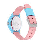 Rückansicht der Cool Time Kids Armbanduhr - The Cool Sustainable von Cool Time, mit einem blauen Gehäuse aus recyceltem Meeresplastik und einem rosa Stoffarmband mit Metallschließe.