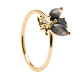 PDPaola Ring - Wings Detail in Größe 52 von PDPaola, verziert mit einem zentralen Diamanten und drei dunklen marquiseförmigen Steinen in einem floral inspirierten Design.