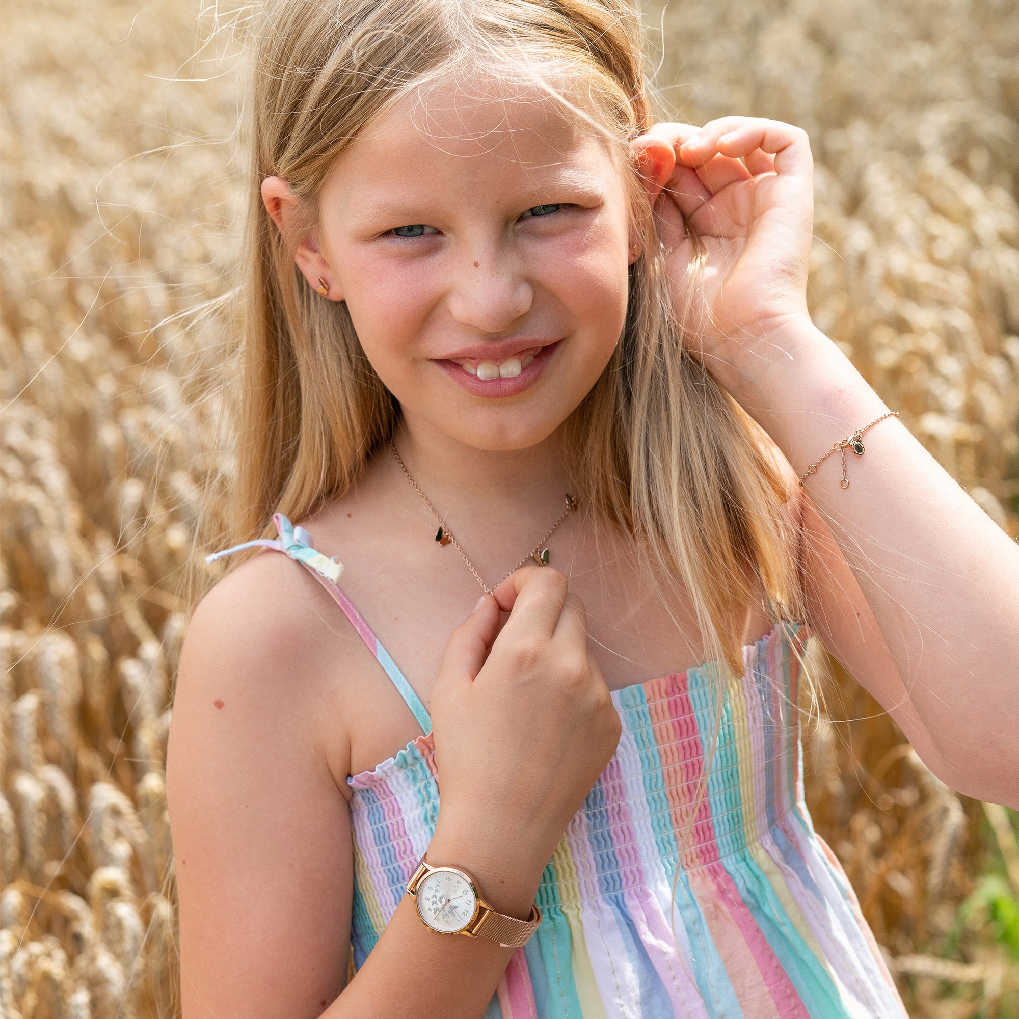 Cool Time Kids Ohrstecker in Schmetterlingsmotiv in der Farbe roségold Tragebild