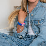 Cool Time Kids Armband mit mehreren Motiv Charms in der Farbe gold Tragebild