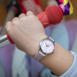 Cool Time Kids Armbanduhr mit Einhorn-Print auf dem Zifferblatt, silbernem Gehäuse und rosa Kunstlederarmband; Tragebild