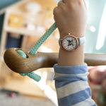 Cool Time Kids Armbanduhr mit Hunde-Motiv auf dem Zifferblatt, roségoldenem Gehäuse und grauem Kunstlederarmband; Tragebild