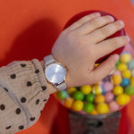 Cool Time Kids Armbanduhr mit Sternchen auf dem Zifferblatt, roségoldenem Gehäuse und grauem Kunstlederarmband; Tragebild