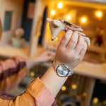 Cool Time Kids Armbanduhr mit glitzernden Schmetterlingen auf dem Zifferblatt, silbernem Gehäuse und rosa Kunstlederarmband; Tragebild