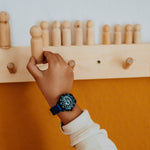 Cool Time Kids Armbanduhr mit Fußball-Print auf dem Ziffernblatt und blauem Silikonband Tragebild