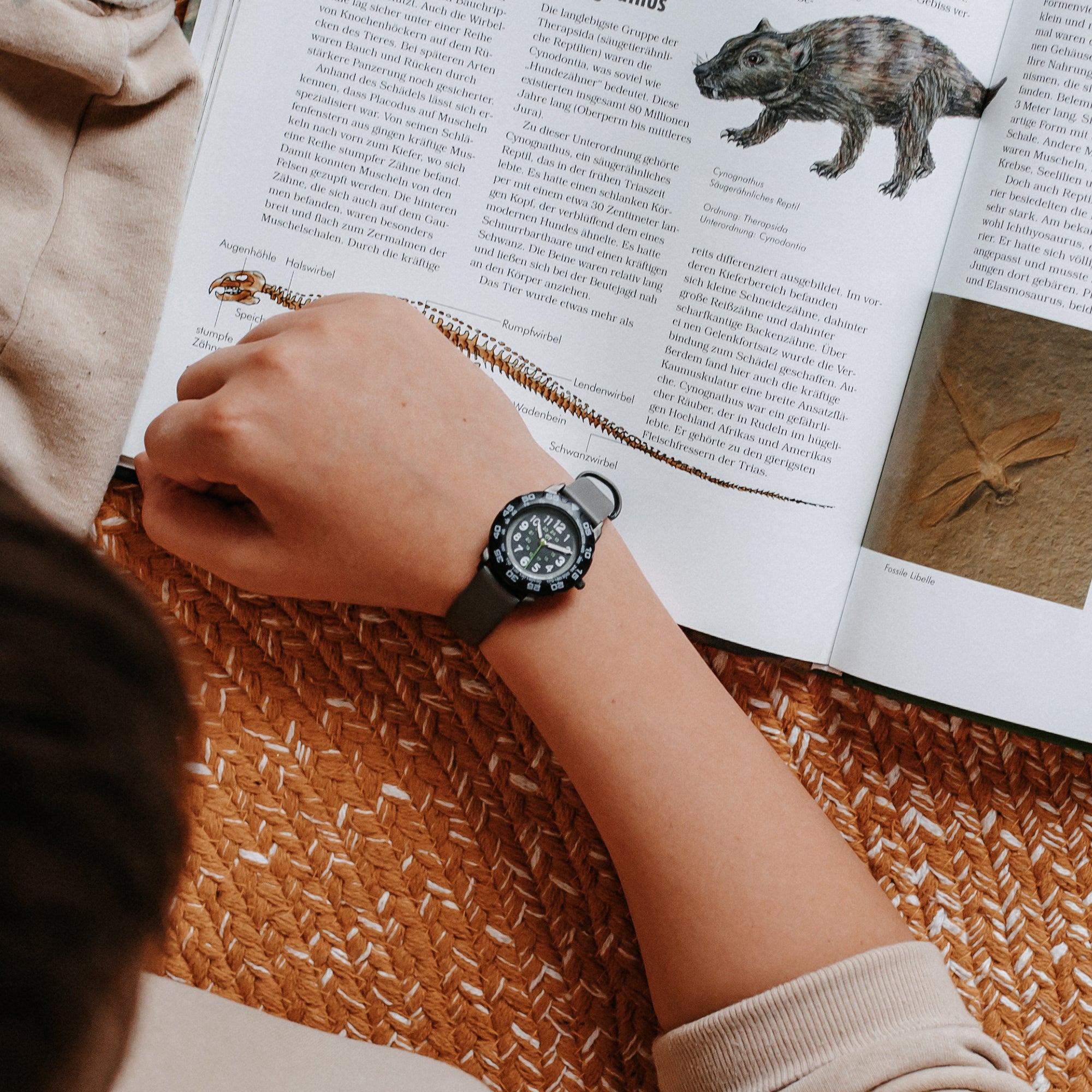 Cool Time Kids Armbanduhr mit schwarzem Zifferblatt, grauem Gehäuse mit schwarzem, drehbarem Topring und grauem Kunstlederarmband; Tragebild