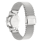 Die LIEBESKIND BERLIN Armbanduhr - The Colourful Classic zeigt sich von hinten mit einem Mesh-Band und einer Schließe mit Liebeskind Berlin-Gravur - eine stilvolle Uhr, die moderne und zeitlose Elemente miteinander verbindet.