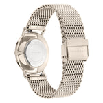 Rückansicht einer silberfarbenen Liebeskind Berlin Armbanduhr - Color Up mit einem Mesh-Metallband und sicherem Verschluss.