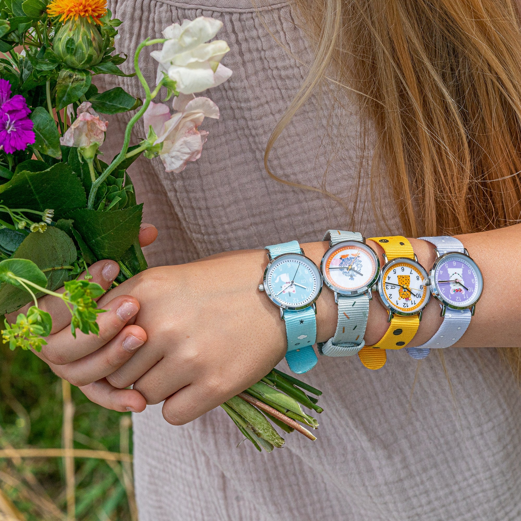 Cool Time Kids Armbanduhr mit blauem Zifferblatt mit Katzen-Design, silbernem Gehäuse und blauem Textilband; Tragebild