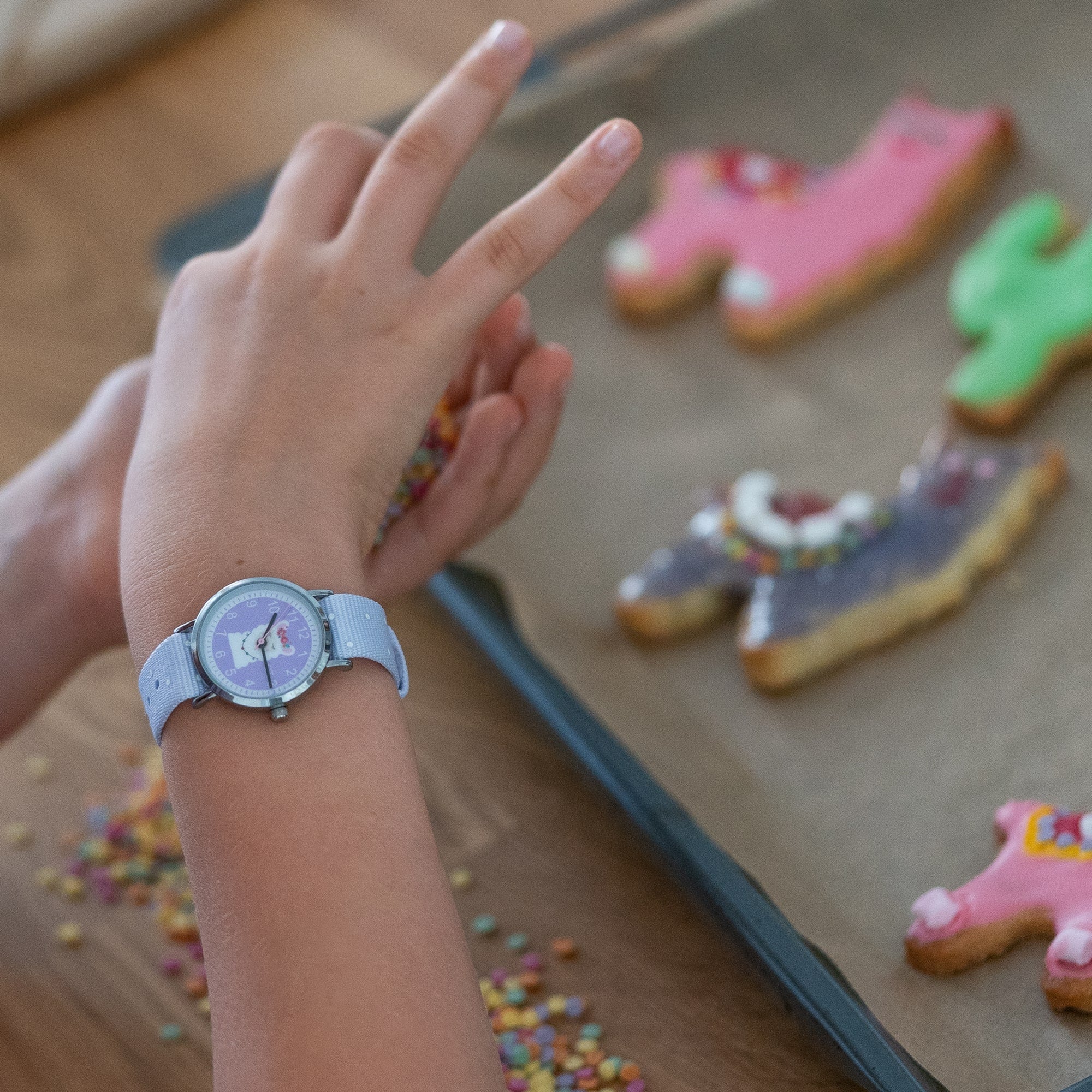 Cool Time Kids Armbanduhr mit lila Zifferblatt mit Lama-Design, silbernem Gehäuse und lila Textilband; Tragebild