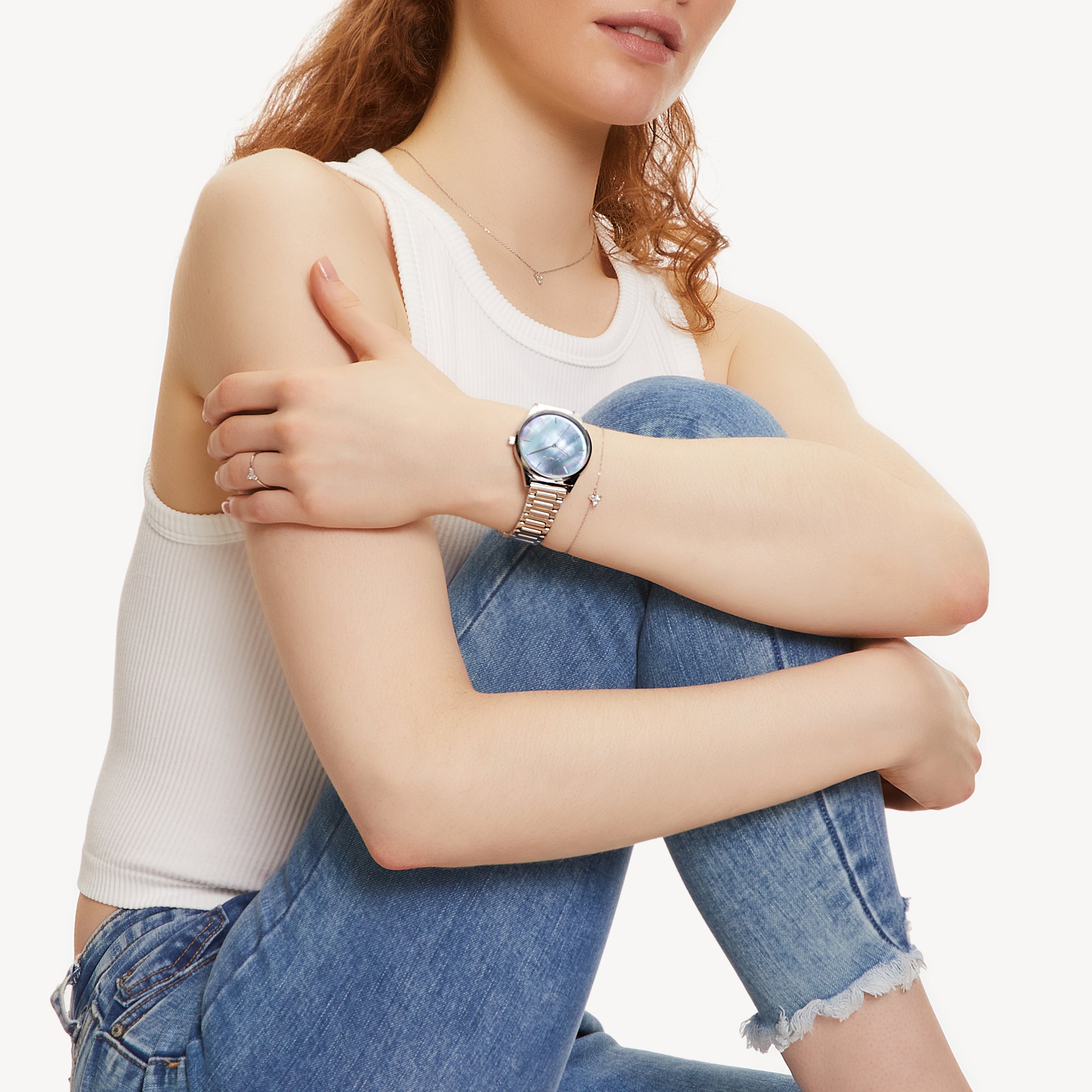 Tamaris Armbanduhr mit Zifferblatt in Marmoroptik, silbernem Gehäuse und silbernem Edelstahlband Tragebild