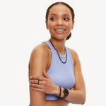 Tamaris Armbanduhr mit lila Ziffernblatt, lila Gehäuse und lila Mesh-Armband Tragebild