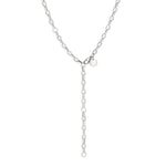 Die LIEBESKIND BERLIN Halskette - The Nugget ist eine silberne Lariatkette von Liebeskind Berlin mit einem tropfenförmigen Anhänger und einem kleinen runden Anhänger in der Nähe des Verschlusses.