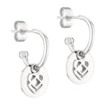Liebeskind Berlin Creole - Keep Loving: Silberne Ohrringe mit runden Anhängern und herzförmigem Ausschnitt auf weißem Hintergrund.
