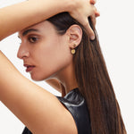 Liebeskind Berlin Ohrstecker - The Knot; mit Knotenstruktur in der Farbe gold Tragebild