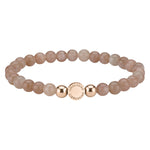 Das LIEBESKIND BERLIN Beads - Pink Opal ist ein dehnbares Armband für Frauen, das aus runden, rosafarbenen Opalperlen und zwei goldenen Metallperlen mit dem eingravierten Liebeskind Berlin Schriftzug in der Mitte besteht.