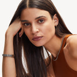 Liebeskind Berlin Armband - The Woven; breites Armband mit grober Struktur in der Farbe silber Tragebild