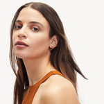 Liebeskind Berlin Ear Cuff im gedrehten Design in der Farbe gold Tragebild