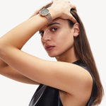 Liebeskind Berlin Ear Cuff im gedrehten Design in der Farbe roségold Tragebild