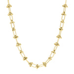 Die LIEBESKIND BERLIN Halskette - The Knot von Liebeskind Berlin zeichnet sich durch mehrere Knotenmuster entlang der goldenen Kette aus und setzt so einen auffälligen Akzent zu jedem Outfit.