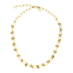 Die LIEBESKIND BERLIN Halskette - The Knot von Liebeskind Berlin hat mehrere Knotendetails und einen verstellbaren Verschluss für einen stilvollen, eleganten Look.