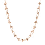 LIEBESKIND BERLIN Halskette - Der Knoten: Goldene Halskette mit ineinandergreifenden Knoten, inspiriert von Liebeskind Berlins charakteristischem Stil, auf weißem Hintergrund.