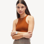 Liebeskind Berlin Armbanduhr mit goldenem Gehäuse, geriffeltem Topring und goldenem Meshband Tragebild