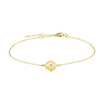 Liebeskind Berlin Armband bestehend aus einer filigranen, goldenen Kette mit einem Anhänger mit Logoaufdruck und einem zentrierten Zirkoniastein; Produktbild