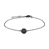 Liebeskind Berlin Armband bestehend aus einer filigranen, schwarzen Kette mit einem Anhänger mit Logoaufdruck und einem zentrierten Zirkoniastein; Produktbild