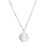 Liebeskind Berlin Halskette bestehend aus einer silbernen Gliederkette mit kleinen Details entlang der Kette und Plättchenanhänger mit Logogravur; Produktbild