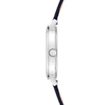 Seitenansicht der Tamaris Armbanduhr - Die Classic Canvas von Tamaris mit schlankem, silbernem Gehäuse, strukturierter Krone und marineblauem Canvas-Armband - ein unverzichtbares Basic für jede Kollektion.