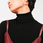 Liebeskind Berlin Ohrhänger bestehend aus einem Ohrstecker in Quadratform und einem dreieckigen Anhänger, in der Farbe gold; Tragebild 