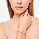 Liebeskind Berlin Armband bestehend aus einer groben, silbernen Gliederkette und einem silbernen Herzanhänger; Tragebild