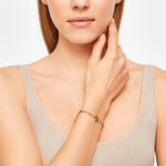 Liebeskind Berlin Armband bestehend aus einer groben, goldenen Gliederkette und einem goldenen Herzanhänger; Tragebild