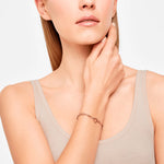 Liebeskind Berlin Armband bestehend aus einer groben, roségoldenen Gliederkette und einem roségoldenen Herzanhänger; Tragebild