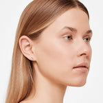 Liebeskind Berlin Ohrstecker in Herzform im asymmetrischen Design und der Farbe silber; Tragebild