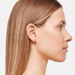 Liebeskind Berlin Ohrstecker in Herzform im asymmetrischen Design und der Farbe roségold; Tragebild