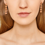 Liebeskind Berlin Ohrhänger bestehend aus roségoldenen Kreisen; Tragebild