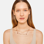 Liebeskind Berlin Halskette bestehend aus einer roségoldenen Venezianerkette und acht kleinen, runden Edelstahlplättchen; Tragebild