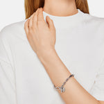 Liebeskind Berlin Armband bestehend aus einer groben, silbernen Gliederkette und zwei silbernen Anhängern; Tragebild