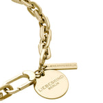 Liebeskind Berlin Armband bestehend aus einer groben, goldenen Gliederkette und zwei goldenen Anhängern, auf denen LIEBESKIND BERLIN steht; Nahaufnahme