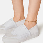 Liebeskind Berlin Fußkette bestehend aus einer feinen, goldenen Venezianerkette und kleinen, runden Edelstahlplättchen; Tragebild