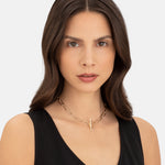 Liebeskind Berlin Halskette bestehend aus einer goldenen Gliederkette mit einem T-Bar-Verschluss; Tragebild