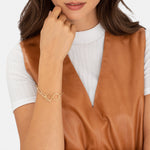 Liebeskind Berlin Armband bestehend aus einer goldenen Gliederkette mit einem T-Bar-Verschluss; Tragebild