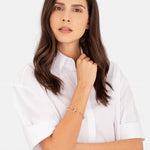 Liebeskind Berlin Armband bestehend aus einer roségoldenen Gliederkette mit einem T-Bar-Verschluss; Tragebild