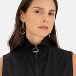 Liebeskind Berlin Ohrhänger in der Farbe silber mit modernem Kettenglied-Design und runden Anhängern; Tragebild