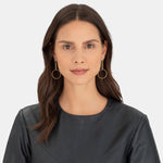 Liebeskind Berlin Ohrhänger in der Farbe gold mit modernem Kettenglied-Design und runden Anhängern; Tragebild