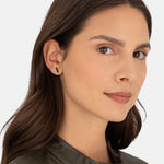 Liebeskind Berlin Ohrtsecker in Stäbchenform, in der Farbe schwarz; Tragebild