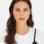 Liebeskind Berlin Ohrhänger bestehend aus einer silbernen Venezianerkette und Perlen; Tragebild