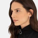 Liebeskind Berlin Ohrhänger bestehend aus einem Ohrstecker mit einer Perle und einer silbernen Venezianerkette; Tragebild